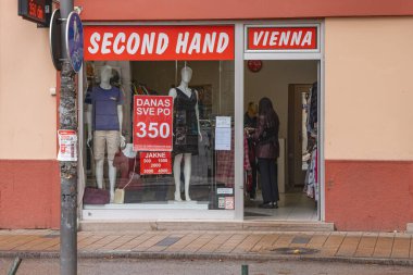 Novi Sad, Backa Bölgesi, Voyvodina, Sırbistan. 14 Eylül 2024. Novi Sad 'da kullanılmış giyim mağazası.