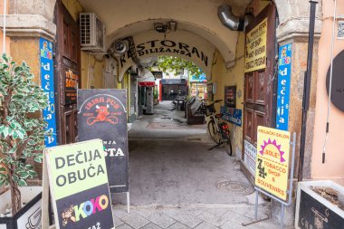 Novi Sad, Backa Bölgesi, Voyvodina, Sırbistan. 14 Eylül 2024. Mağaza vitrininde yansımalar ve geleneksel kıyafetlerde mankenler..