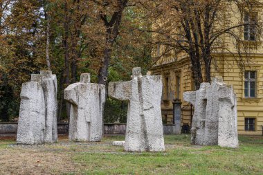 Sremski Karlovci, Backa Bölgesi, Voyvodina, Sırbistan. 14 Eylül 2024. Patrik Brankoviç Meydanı 'nda 2. Dünya Savaşı' nda hayatını kaybeden askerlerin anıtı.