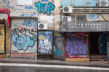 Belgrad, Sırbistan. 15 Eylül 2024. Belgrad 'daki eski bir binaya grafiti.