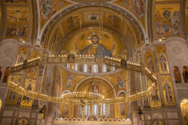 Vracar, Belgrad, Sırbistan. 15 Eylül 2024. Aziz Sava Katedrali 'nde altın avizeler.