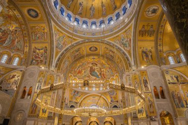 Vracar, Belgrad, Sırbistan. 15 Eylül 2024. Aziz Sava Katedrali 'nde altın avizeler.