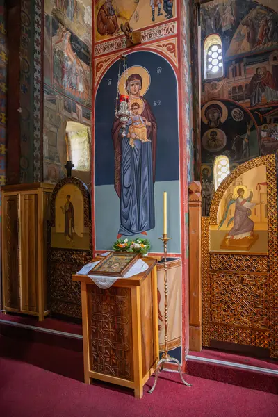 Klenike, Bujanovac, Pcinja Bölgesi, Sırbistan. 8 Eylül 2024. Saygıdeğer Prohor Pchinjski Manastırı 'ndaki kilisenin içinde..