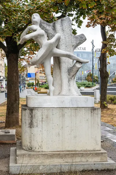 Novi Sad, Backa Bölgesi, Voyvodina, Sırbistan. 14 Eylül 2024. Sırbistan 'ın Novi Sad kentinde, balerin Marina Olenina' nın mermer heykeli.