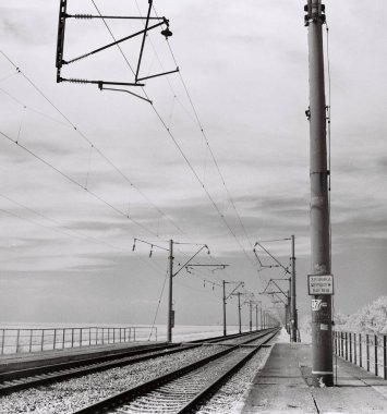 Ukrayna 'da ufukta görünen tren raylarının kızılötesi görüntüleri..