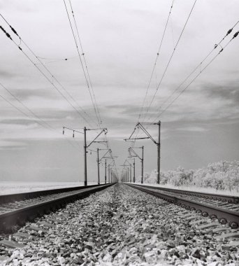 Ufukta görünen tren raylarının kızılötesi görüntüsü..