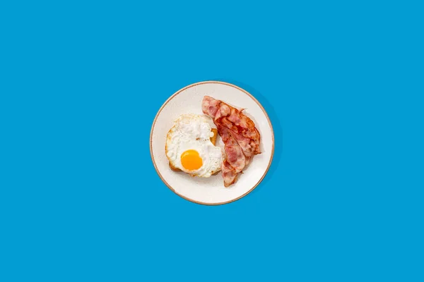 Fried Egg Bacon Blue Background Top View — Stock Photo, Image