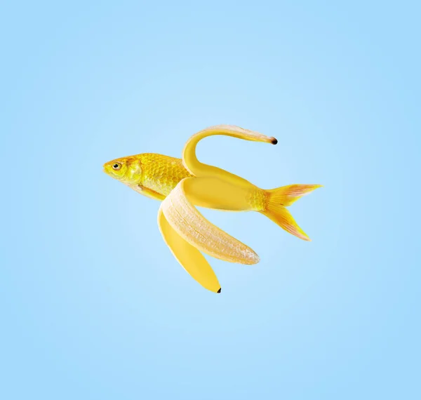Samtida Konstcollage Fisk Och Banan Blå Bakgrund Modernt Matkoncept — Stockfoto