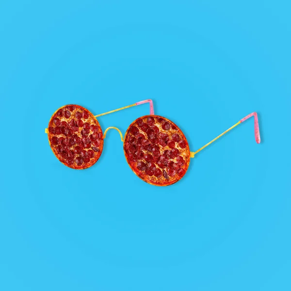Kunstcollage Mit Gläsern Und Pfefferoni Salami Pizza Modernes Ernährungskonzept Platz — Stockfoto