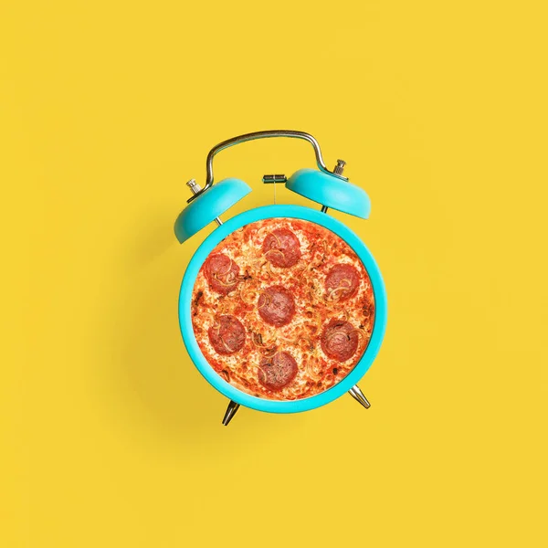 Pizza Uhr Auf Gelbem Sommerhintergrund Zeit Für Pizza Modernes Ernährungskonzept — Stockfoto