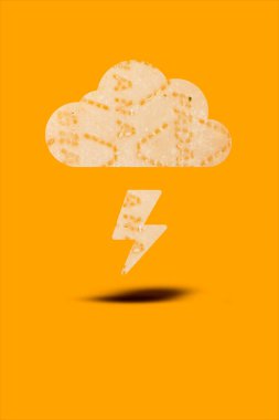 Sarı yaz arka planında bulut ve parmesan peyniri. Modern yemek konsepti. Mesaj için yer. Boşluğu kopyala.