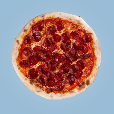 Pizza salamlı pepperoni. Üst Manzara. Düz yatıyordu.