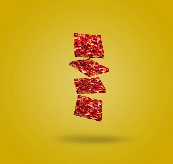 Schwebende Salami Pepperoni Pizzakartons Modernes Ernährungskonzept Foto Auf Gelbem Hintergrund — Stockfoto