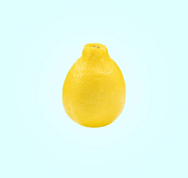 Sulu Bir Limonun Fotoğrafı Işık Arkaplanındaki Fotoğraf Uzayı Kopyala Metni — Stok fotoğraf