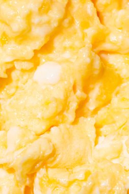 Arka plan olarak lezzetli çırpılmış yumurta dokusu, yakın plan. Makro fotoğraf.