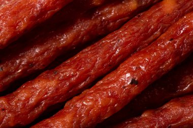Arka plan olarak kabanos sosislerinin dokusu. Yakın çekim kabanos sosisi. Makro fotoğraf. Kabanos - Polonya ince sosisleri.