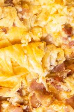 Arka planda pastırmalı omlet, yakın planda. Makro fotoğraf.