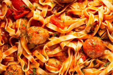 Köfteli domates soslu makarna. Domates soslu makarna. Makro fotoğraf. Domates soslu ve köfteli Tagliatelle makarnası.