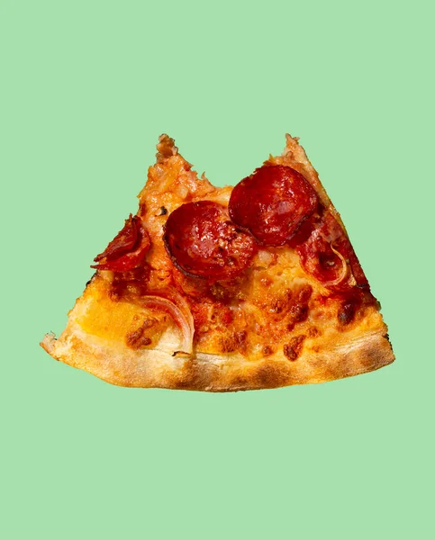 Skiva Biten Pepperoni Pizza Med Salami Bakgrunden Stockbild