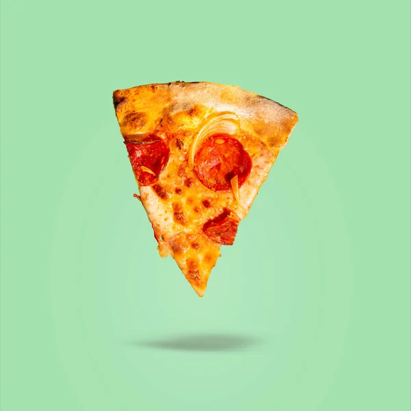Egy Szelet Pepperoni Pizza Szalámival Háttérben Stock Kép