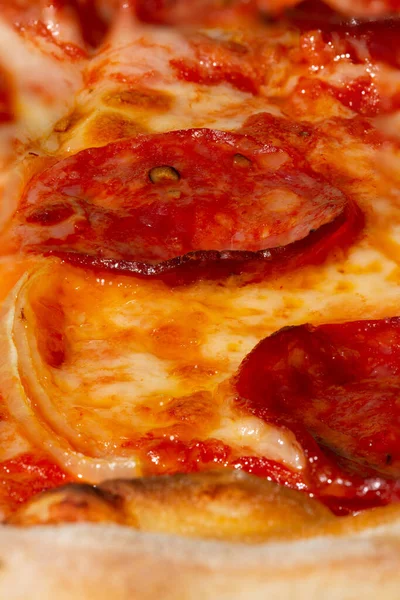 Szalámi Pepperónis Pizza Textúra Hagymával Háttérben Egy Közeli Kép Egy Jogdíjmentes Stock Képek