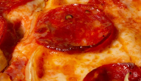 Salami Pepperoni Pizza Konsistens Med Lök Som Bakgrund Närbild Pizza Stockfoto