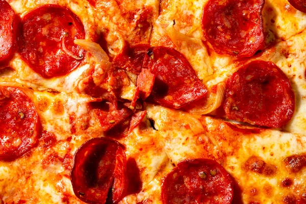 Salami Pepperoni Pizza Konsistens Med Lök Som Bakgrund Närbild Pizza Stockbild