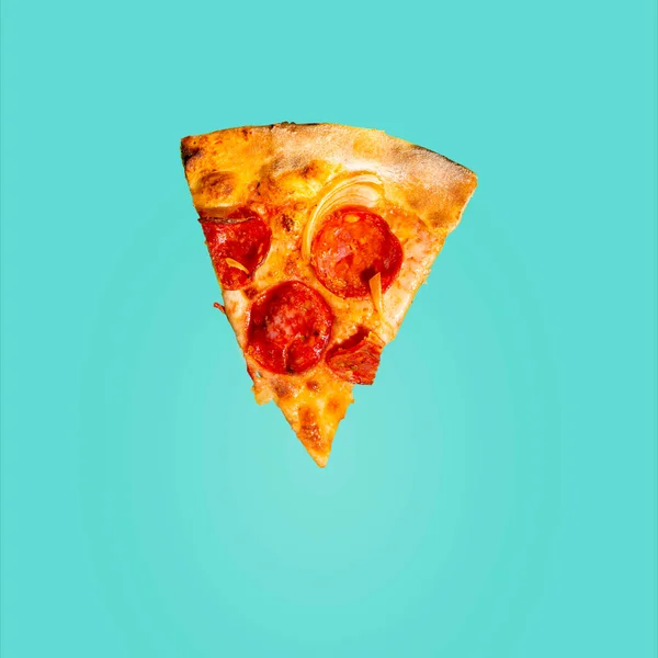 Fetta Pizza Peperoncino Con Salame Sullo Sfondo Foto Stock