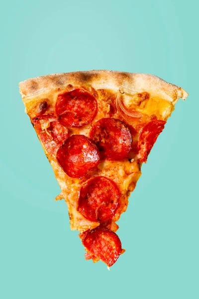 Egy Szelet Pepperoni Pizza Szalámival Háttérben Jogdíjmentes Stock Fotók