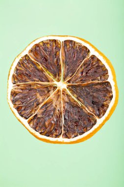 Kurutulmuş limon dilimi mavi arkaplanda izole edilmiş.