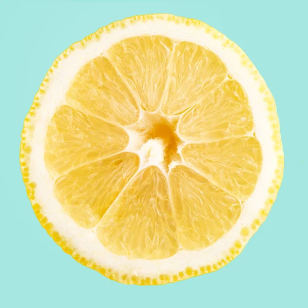 Skiva Citron Isolerad Blå Bakgrund Stockbild