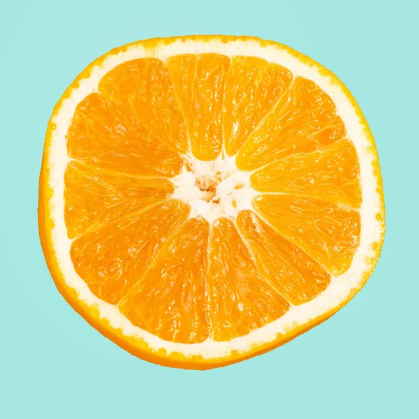 Шматочок Апельсина Ізольований Синьому Фоні — стокове фото