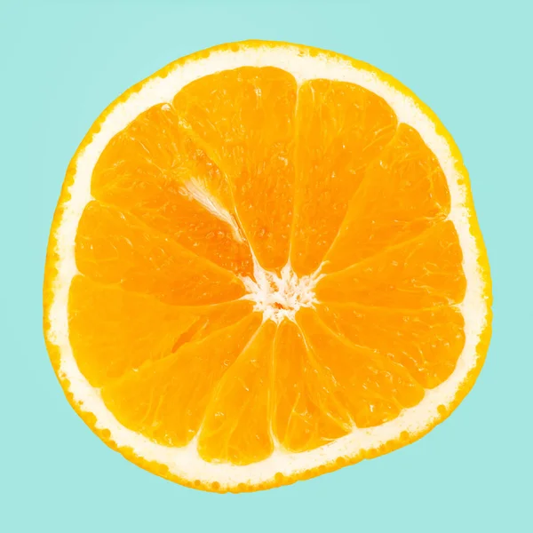 Egy Szelet Narancs Elszigetelt Kék Háttér Stock Kép