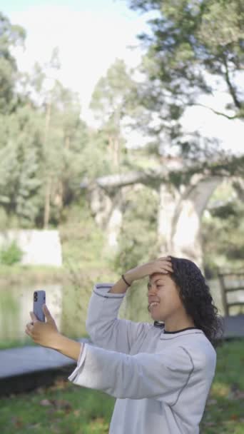 자연적인 환경에서 그녀의 전화에 비디오 통화를 소녀의 공간을 비디오 고품질 — 비디오