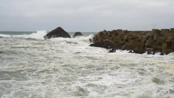 Statický Záběr Drsné Nebezpečné Moře Velkými Vlnami Pomalém Pohybu Lámání — Stock video