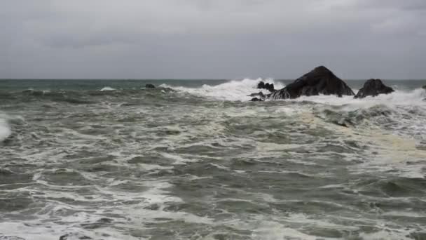 荒くて危険な海の静的なショット 嵐と強い風のために港と岩に壊れる大きな波 高品質の4K映像 — ストック動画