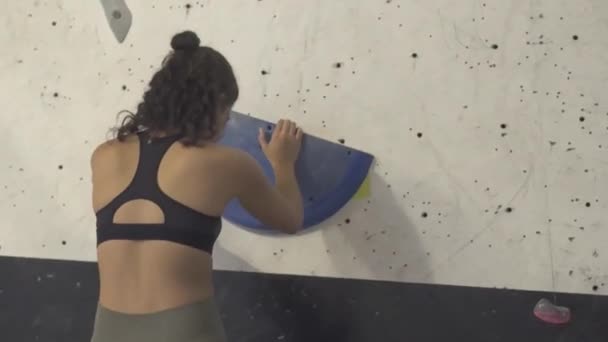 경험이 등반가가 올바르게 등반을 유지하는 방법을 그녀에게 보여주는 어려운 경로를하려고 — 비디오