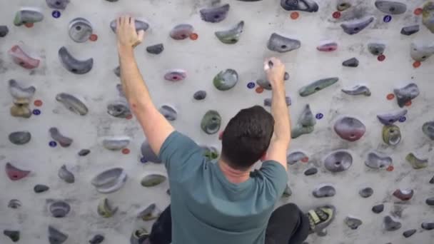 Joven Escalando Muro Escalada Artificial Interior Con Una Caída Vida — Vídeos de Stock