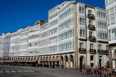 Bir Coruna, La Coruna. Galiçya, İspanya. 2 Şubat 2023. Eski galeri binalarının dış görünüşü