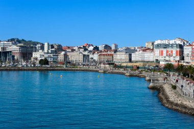 Bir Coruna, La Coruna. Galiçya, İspanya. 2 Şubat 2023. Şehir manzarası, nehir ve gezinti alanı.