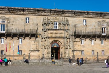 Santiago de Compostela, Galiçya. İspanya. 4 Şubat 2023. Otel Reis Catolicos cephesi. Praza do Obradoiro Meydanı