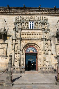 Santiago de Compostela, Galiçya. İspanya. 4 Şubat 2023. Otel Reis Catolicos cephesi. Praza do Obradoiro Meydanı