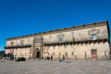 Santiago de Compostela, Galiçya. İspanya. 4 Şubat 2023. Otel Reis Catolicos cephesi. Praza do Obradoiro Meydanı