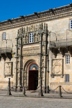 Santiago de Compostela, Galiçya. İspanya. 4 Şubat 2023. Otel Reis Catolicos cephesi. Praza do Obradoiro Meydanı