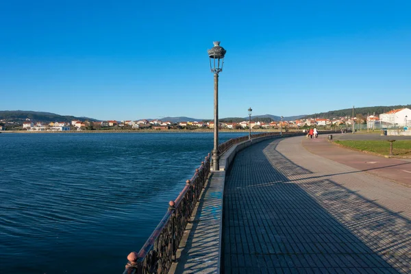 Noia, Galiçya. İspanya. 6 Şubat 2023. Noia Estuary, Ria de Noia ve gezinti güvertesi