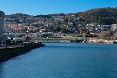Pontevedra, Galiçya. İspanya. 7 Şubat 2023. Pontevedra şehir manzarası, Lerez Nehri ve Currents Köprüsü, Ponte das Correntes veya Puente de las Corrientes