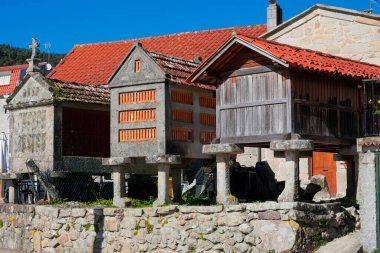 Üç Horreos manzarası, tipik bir Galiçya tahıl ambarı. Combarro, Galiçya. İspanya