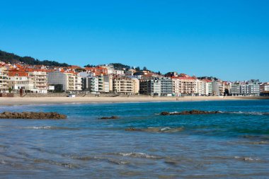 Sanxenxo veya Sangenjo, Galiçya. İspanya. 8 Şubat 2023. Silgar sahili ve şehir manzarası