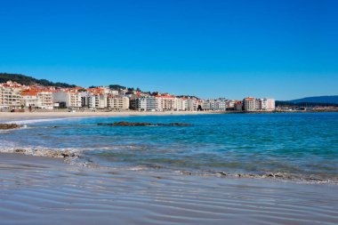 Sanxenxo veya Sangenjo, Galiçya. İspanya. 8 Şubat 2023. Silgar sahili ve şehir manzarası