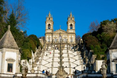 Braga, Portekiz. 11 Şubat 2023. Bom Jesus 'un merdiven ve kilisesi Monte Sığınağı